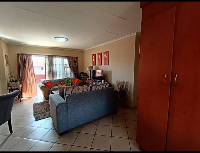 3 BEDROOM TOWNHOUSE FOR SALE IN NEW MARKET PARK